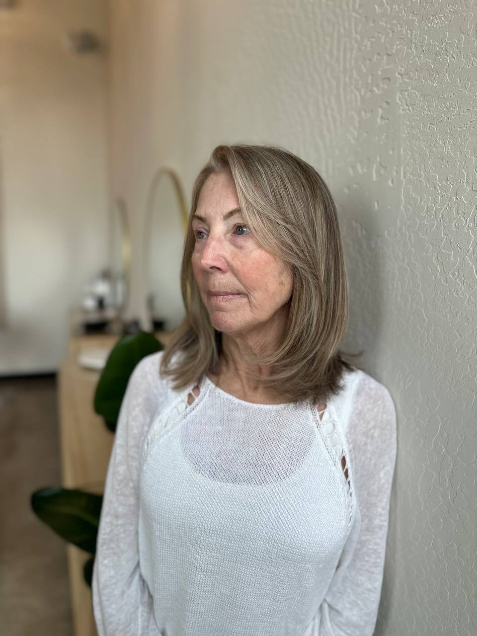 Grey blending by @cortneyfarkas ✨

For a lower maintenance more natural color opt for grey blending over full grey coverage. It creates soft coverage that grows out beautifully and enhances your natural color.