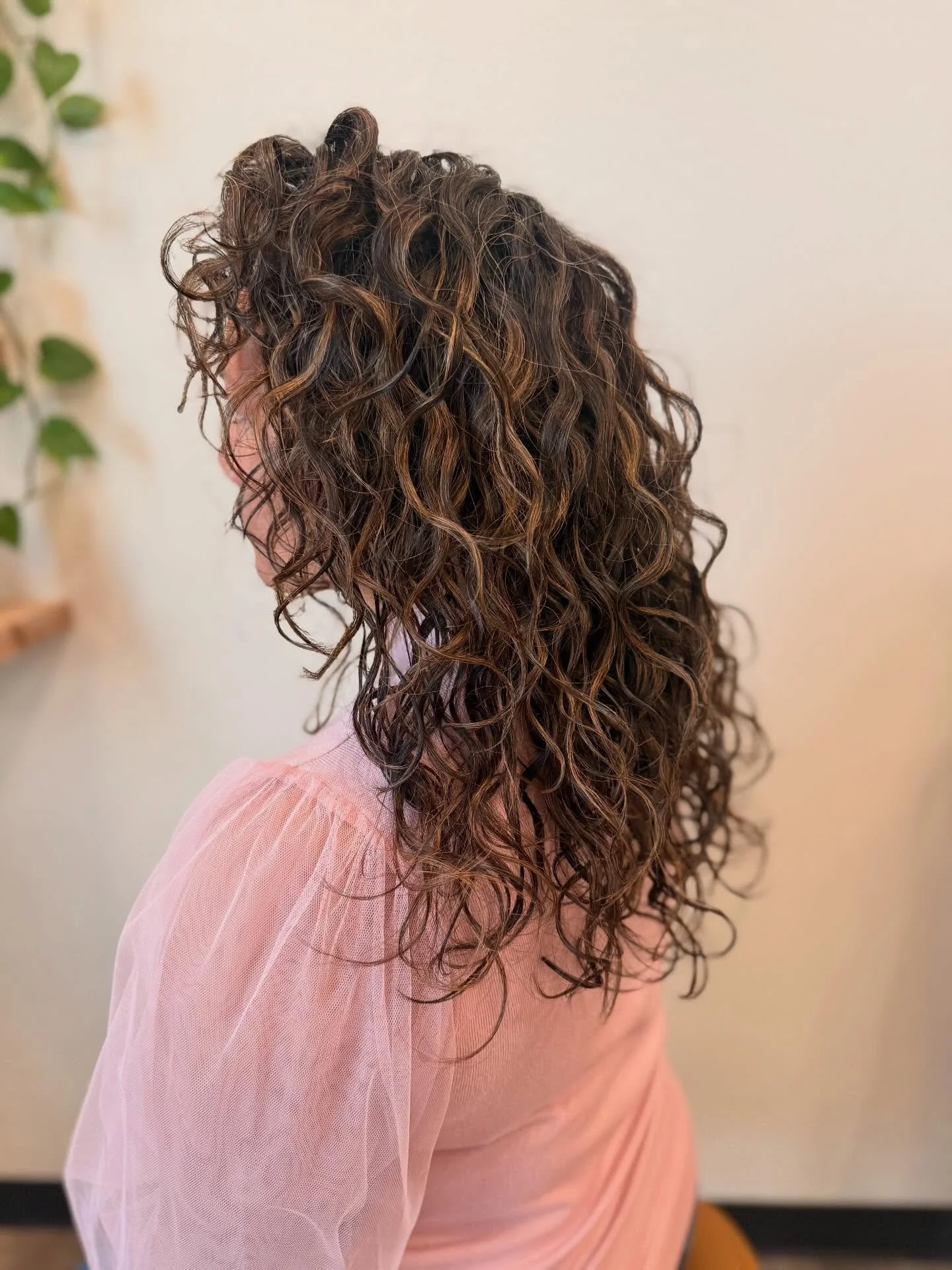 Cado cut transformation by Tabatha @thenaturalcurlstudio 🙌🏼

This client had no idea her hair was this curly! It&rsquo;s amazing what the right cut and the right styling products/technique can do for your curls. 

Whose ready to fall in love with t