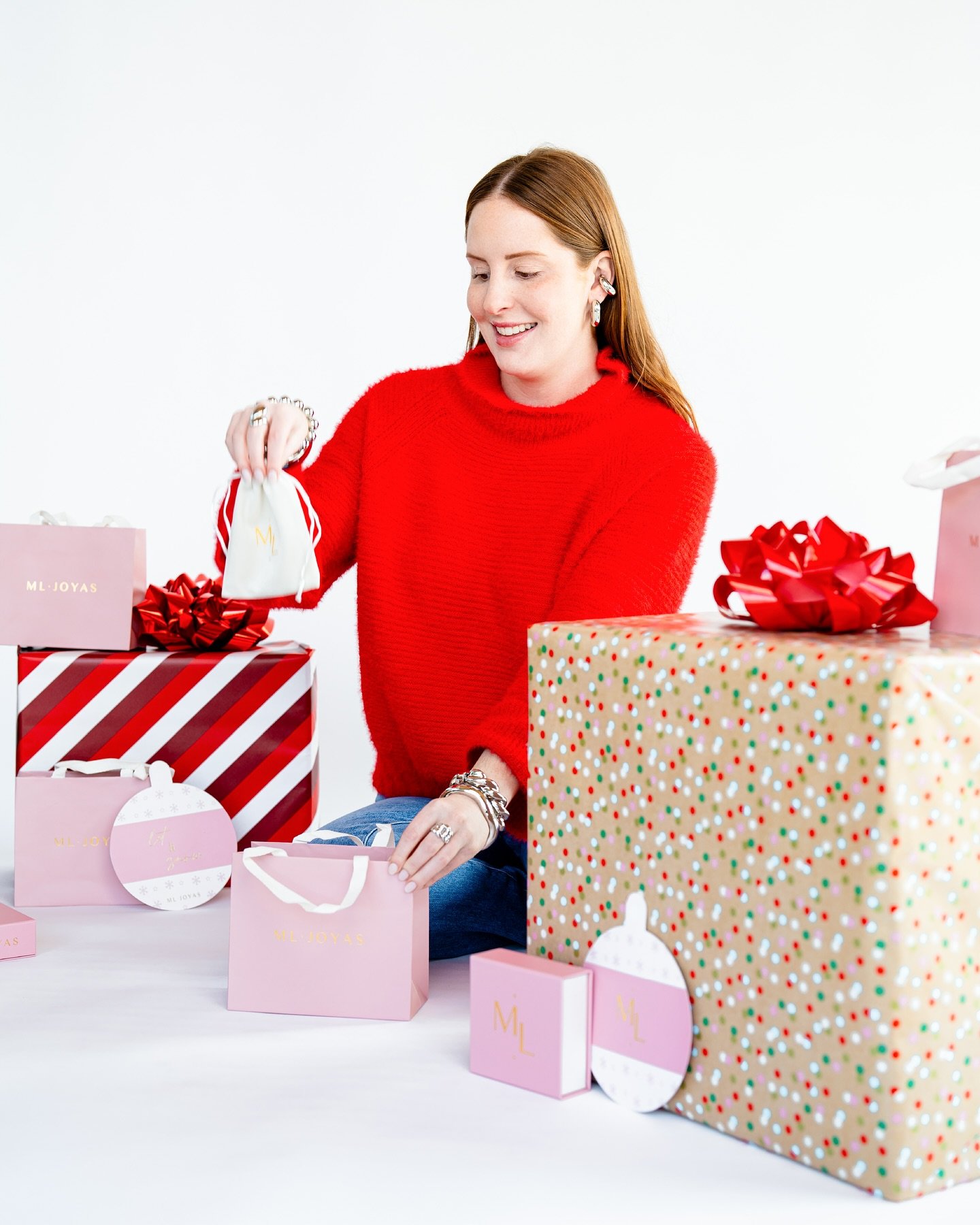 We had the pleasure of capturing the magic for ML JOYAS&rsquo; holiday campaign, and we&rsquo;re in love with the results! ✨ A clean, elegant aesthetic that reflects their brand perfectly 💍

🔎 Fun fact: we also designed the packaging and that stunn