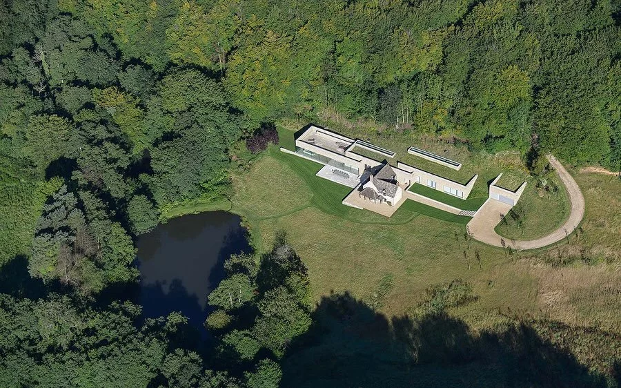 This project by @foundassociates is for sure a favourite | Stunning modern addition to a heritage Cotswolds stone cottage that perfectly integrates into the landscape while ensuring the original built form takes pride of place 
.
.
.
.
#foundassociat