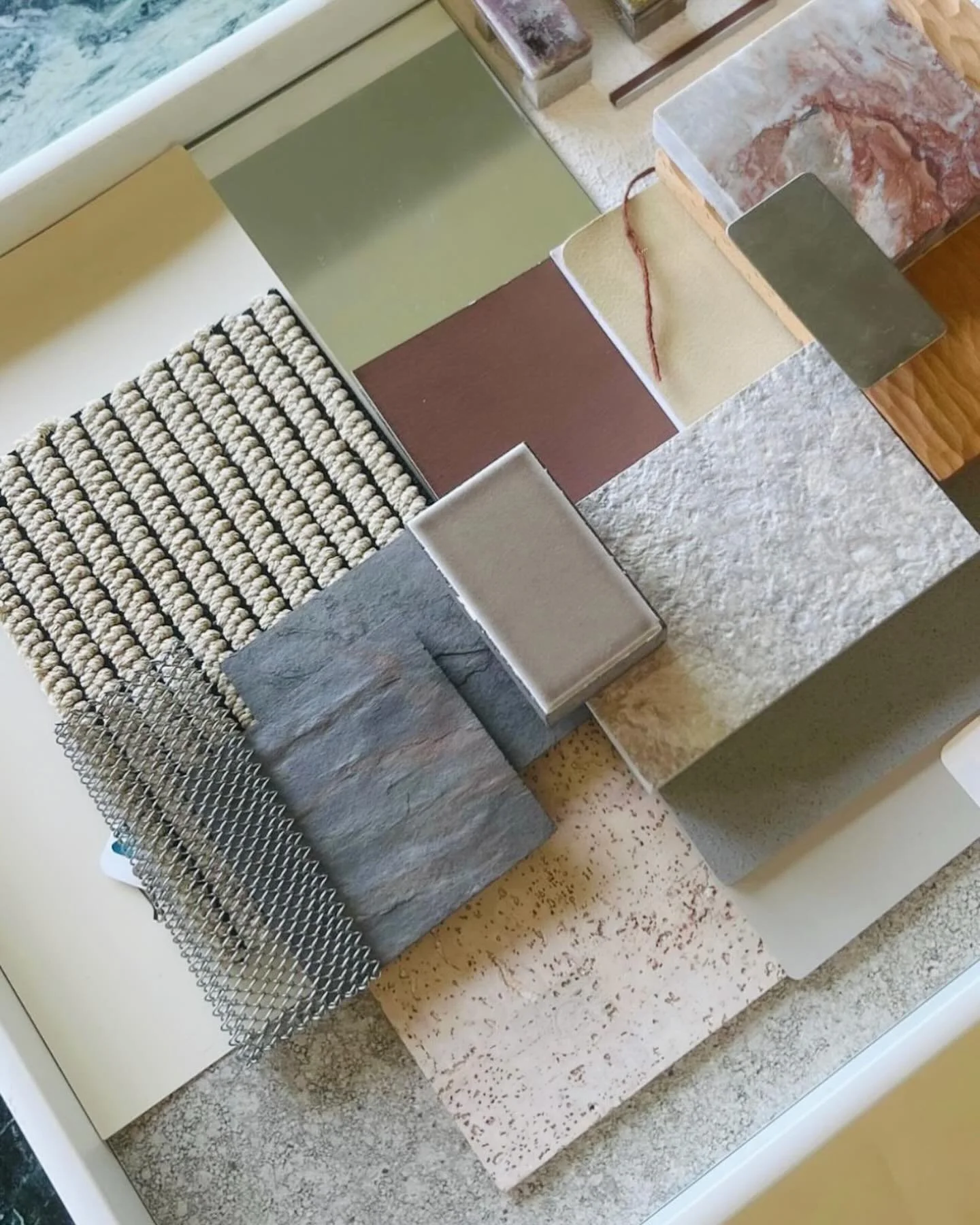 Nothing better than a beautiful material palette with a mix of colour, textures and patterns like this one by @designbygolden | The key is to get the tones all in a similar family so that the different elements work together rather than compete | 🔥?