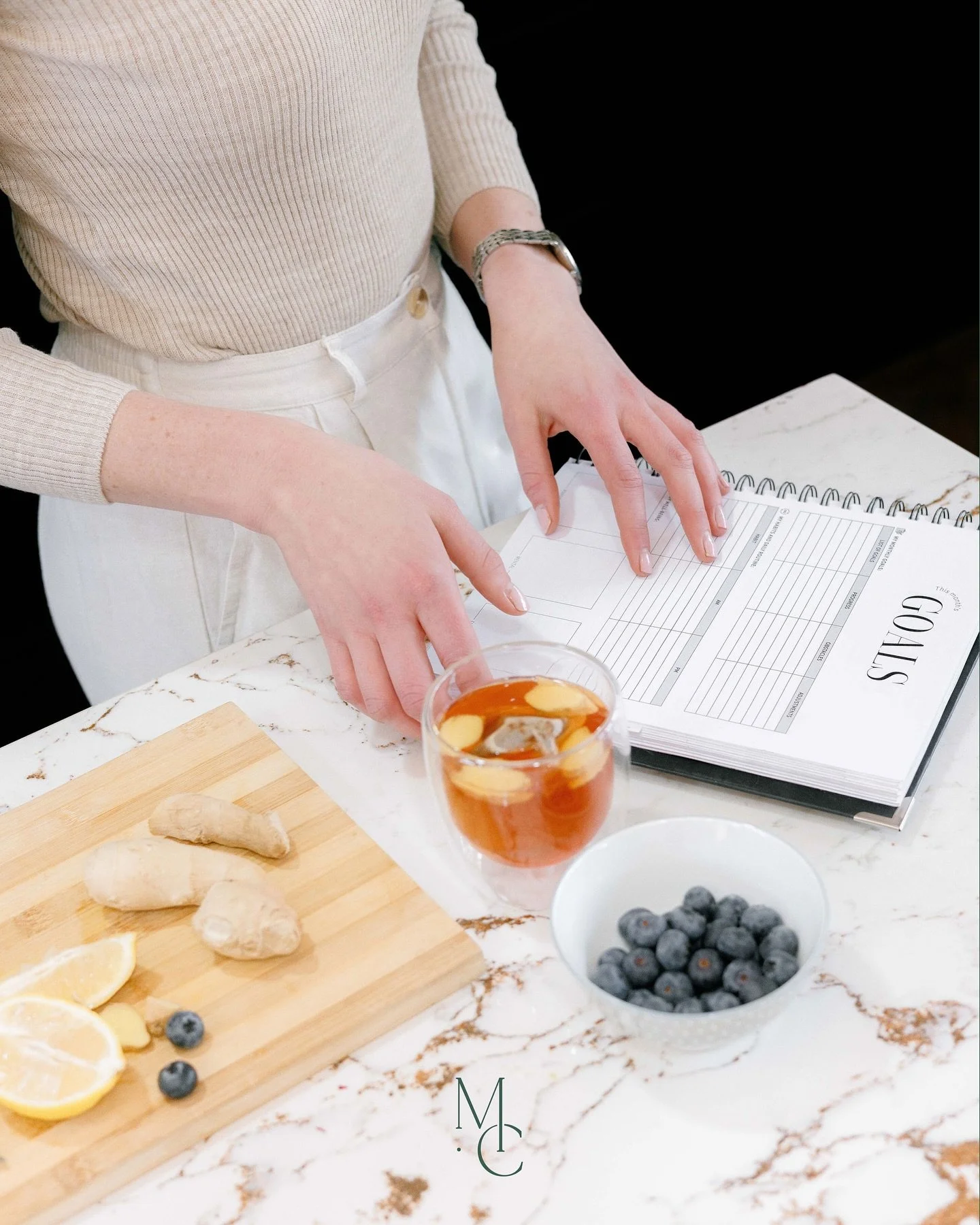 ICED TEA RECIPE - When the summer heat sets in, I love making a jug of homemade iced tea - refreshing, nourishing, and so simple. 🍋

Here&rsquo;s my go-to blend:
☀️ Green tea with ginger
☀️ Lemon, mint &amp; a drizzle of honey
☀️ Chill and serve ove