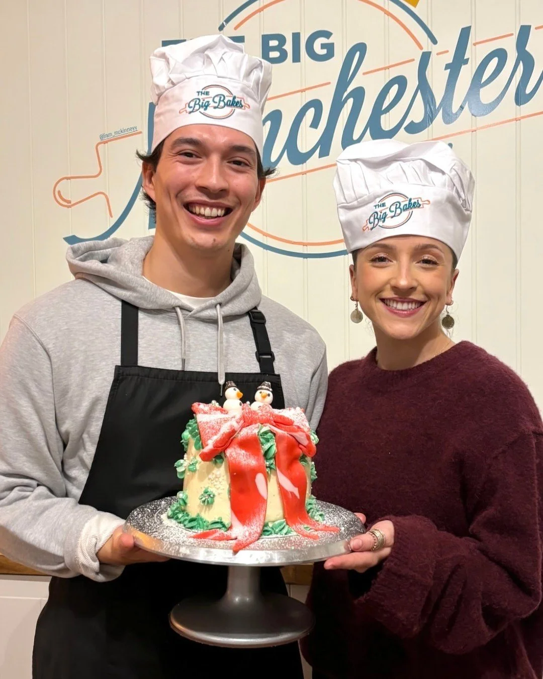 These festive wreath cakes are absolutely stunning! 🎄✨ They also make the perfect gift this holiday season 👀🎁 

Link in bio for our gift vouchers🫶

#FestiveCakes #HolidayBakes #ChristmasGifts #EdiblePressies  #thebigbakes