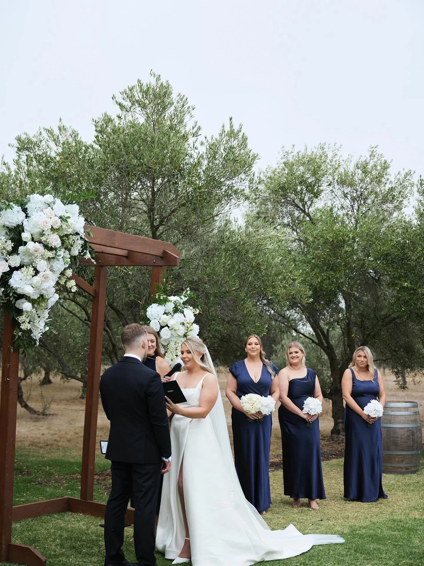I can be right by your side during your vows if the nerves kick in. I promise I&rsquo;ll tuck myself out of sight so it still feels like it&rsquo;s just the two of you, with a little extra reassurance if you need it!

📸 @mandywood.studio