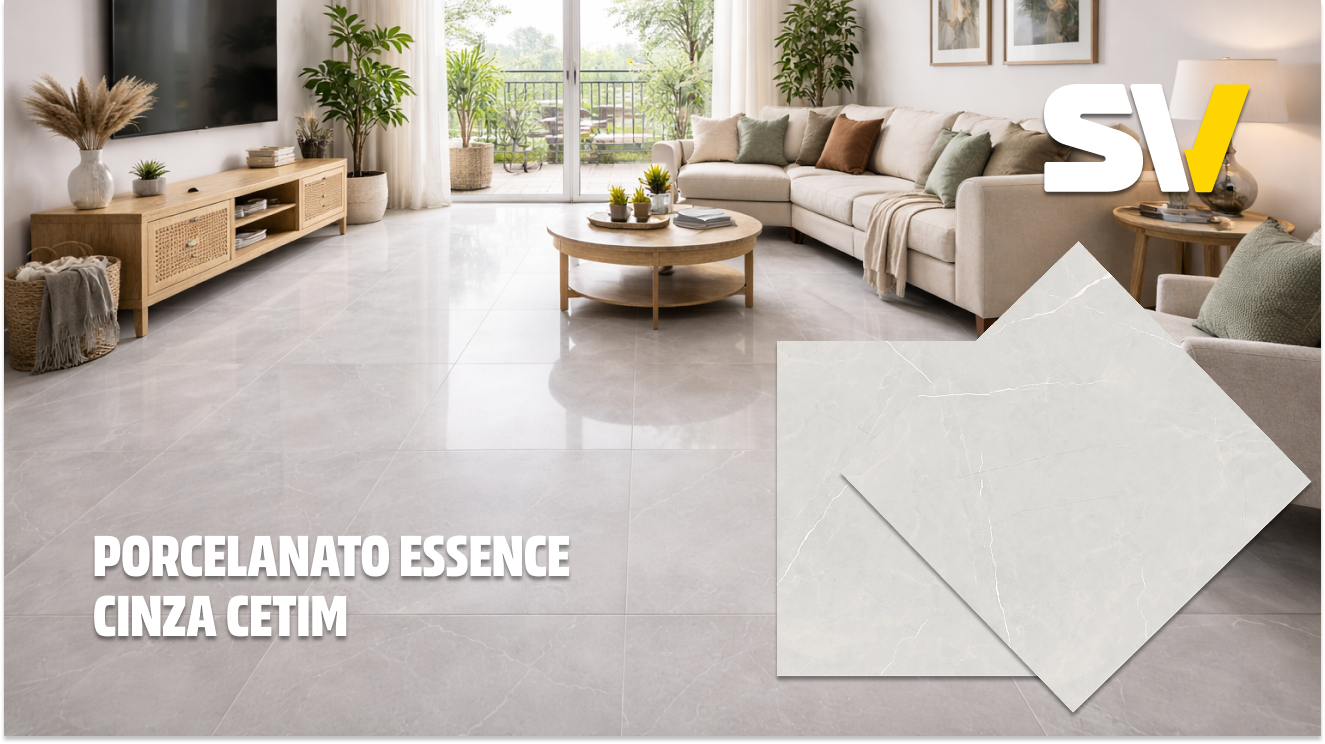 Sala de estar com piso de porcelanato cinza Cetim Essence, sofá bege com almofadas, mesa de centro de madeira, tv na parede e plantas ao fundo, com varanda e vista para o jardim.