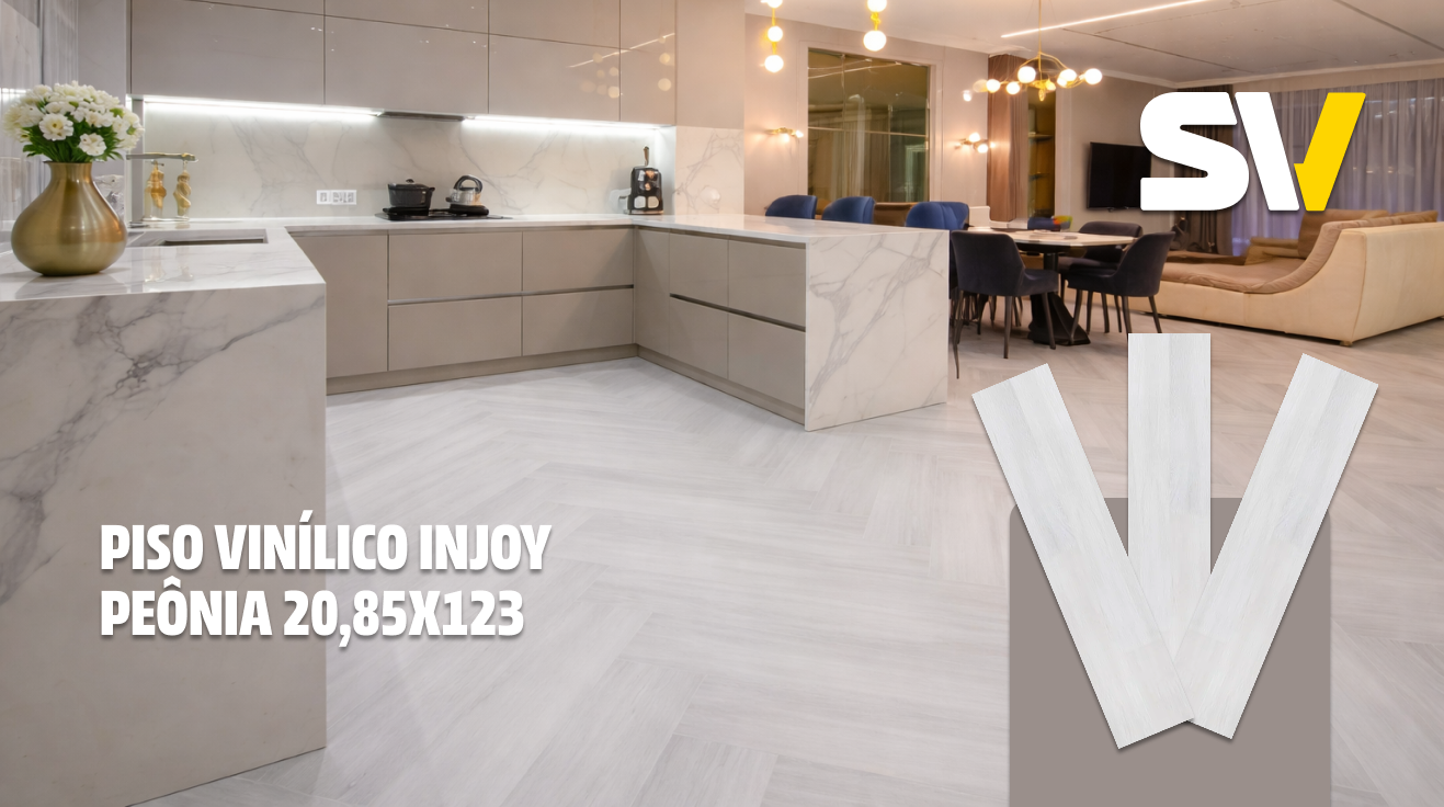 Imagem de uma cozinha moderna com piso vinílico de cor clara, com móveis em tom bege e detalhes de mármore. No canto esquerdo, uma jarra dourada com flores brancas. Na sala de jantar ao fundo, uma mesa com cadeiras pretas e uma área de estar com sofá bege. A imagem possui logotipo 'SV' no canto superior direito e texto na parte inferior esquerdo que informa detalhes do piso vinílico INJOY Peônia.