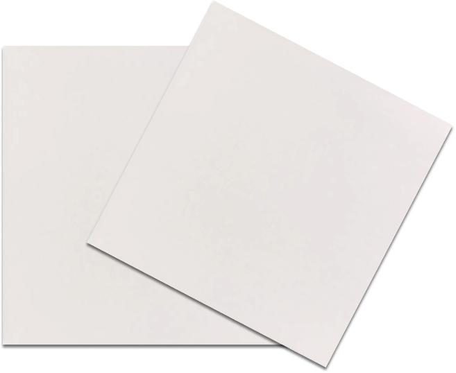 Duas folhas de papel brancas, uma apoiada sobre a outra, com uma sombra visível