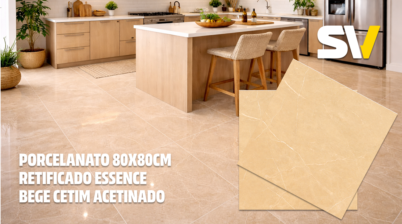 Imagem de uma cozinha com piso de porcelanato bege, conforme descrição 'Porcelanato 80x80cm retificado Essence Bege Cetim Acetinado'. Na cozinha há uma ilha de madeira, duas cadeiras de encosto de tecido, geladeira e armários de madeira clara, além de plantas decorativas.