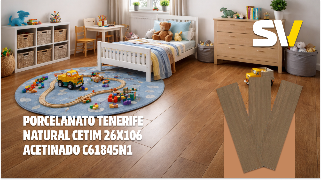 Quarto de criança com piso de porcelanato de cor natural, com brinquedos no chão, uma cama com travesseiros e ursinhos, uma cômoda com livros e plantas, uma cômoda com brinquedos ao lado, uma mesa de brinquedo com cadeiras, estante com cestos e brinquedos, janela ao fundo com cortinas, e a logomarca de uma marca no canto superior direito.