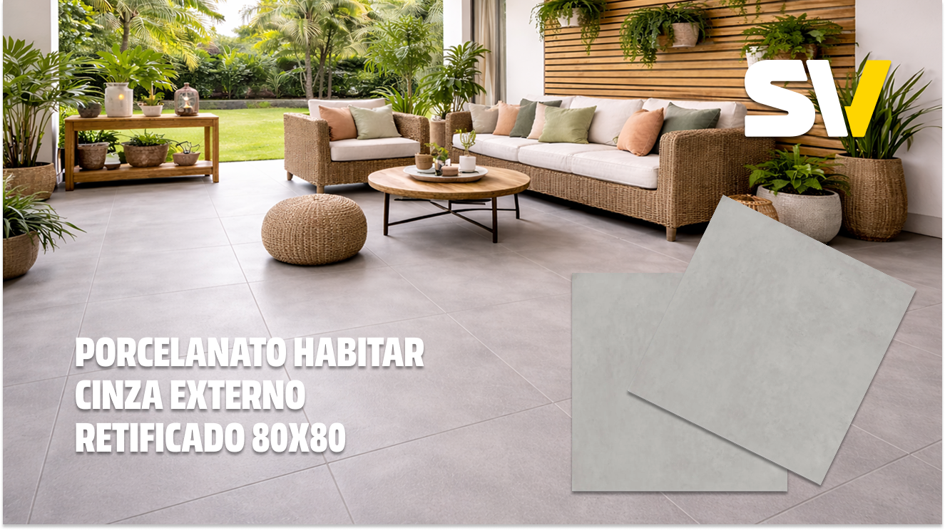 Revestimento de porcelanato cinza externo em uma sala de estar com móveis de fibra, plantas e porta de vidro para área externa verde.