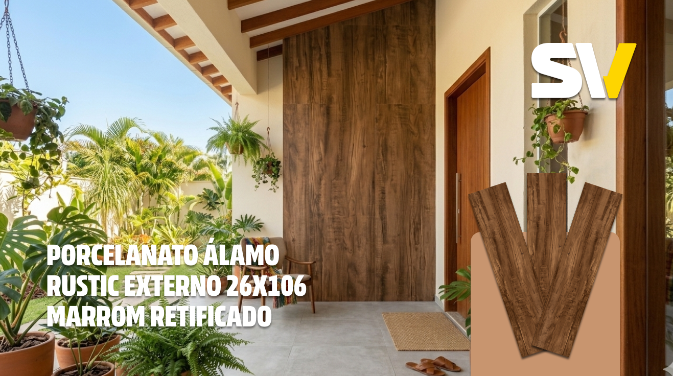 Varanda com parede de porcelanato com acabamento rústico, madeira envelhecida, e plantas em vasos ao redor da porta de entrada, com uma área externa com árvores e céu claro ao fundo.