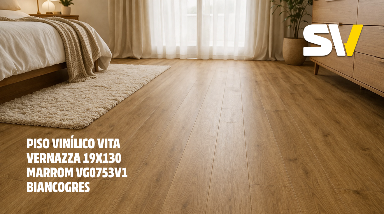 Imagem de um quarto com piso vinílico de cor marrom, com um tapete branco na área da cama, cortinas transparentes na janela e uma cômoda de madeira ao lado.