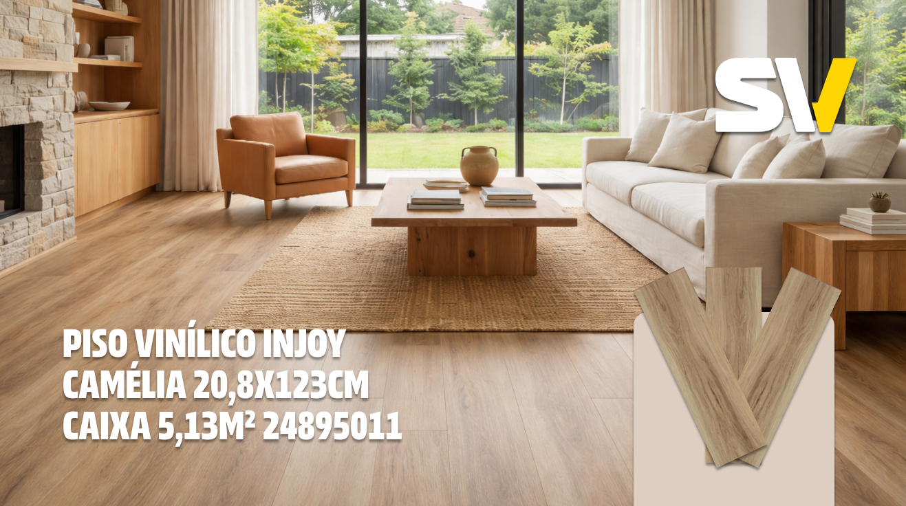 Sala de estar com piso vinílico, sofá branco, cadeira de couro marrom, mesa de centro de madeira, lareira de pedra, grande janela com vista para jardim, decoração moderna.