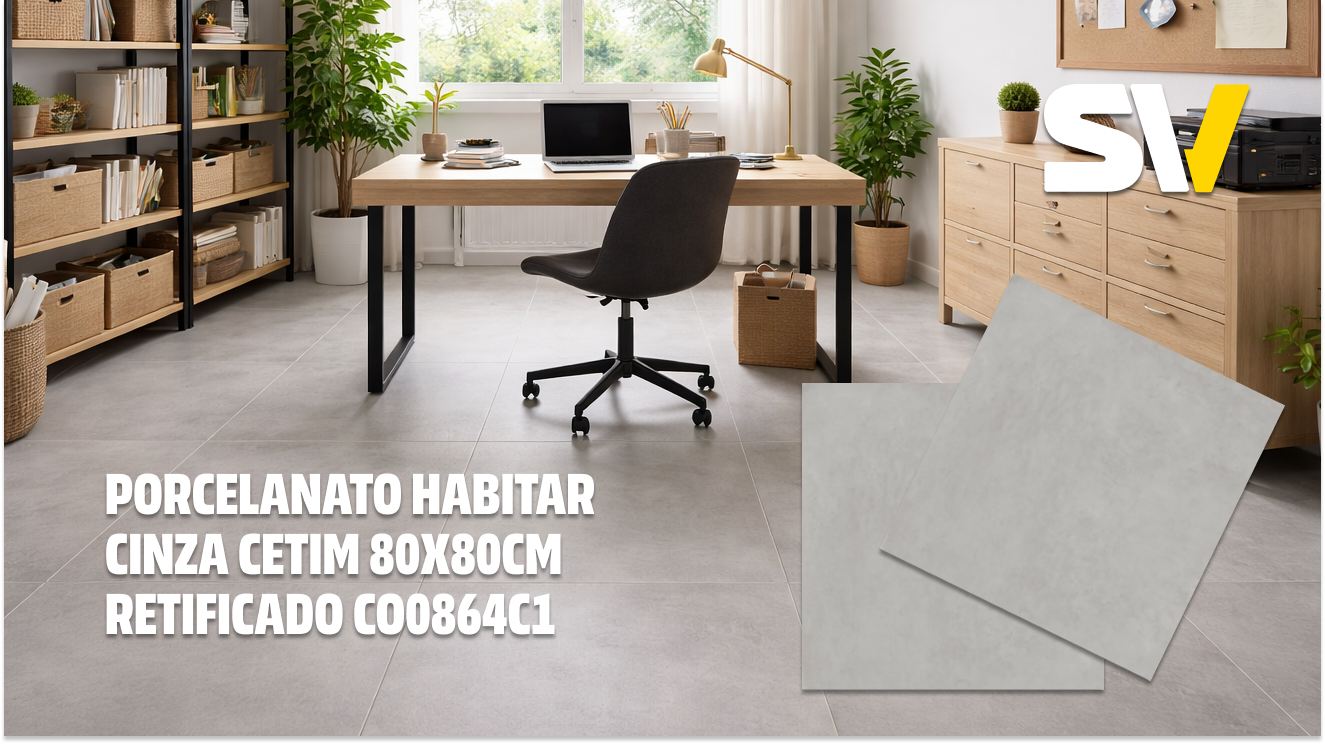 Sala de escritório com mesa de madeira, cadeira de escritório preta, estantes com livros e caixas de armazenamento, plantas decorativas e uma janela grande com vista para o exterior. Texto promovendo porcelanato branco de 80x80cm para ambientes.