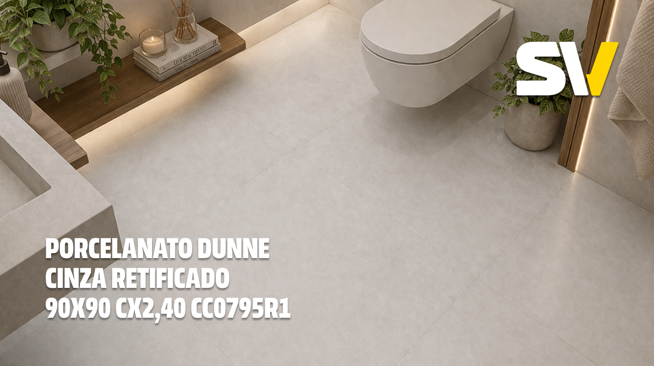 Imagem de um banheiro com piso de porcelanato beige claro, vaso sanitário suspenso e uma prateleira de madeira com vasos de plantas, livros e uma vela