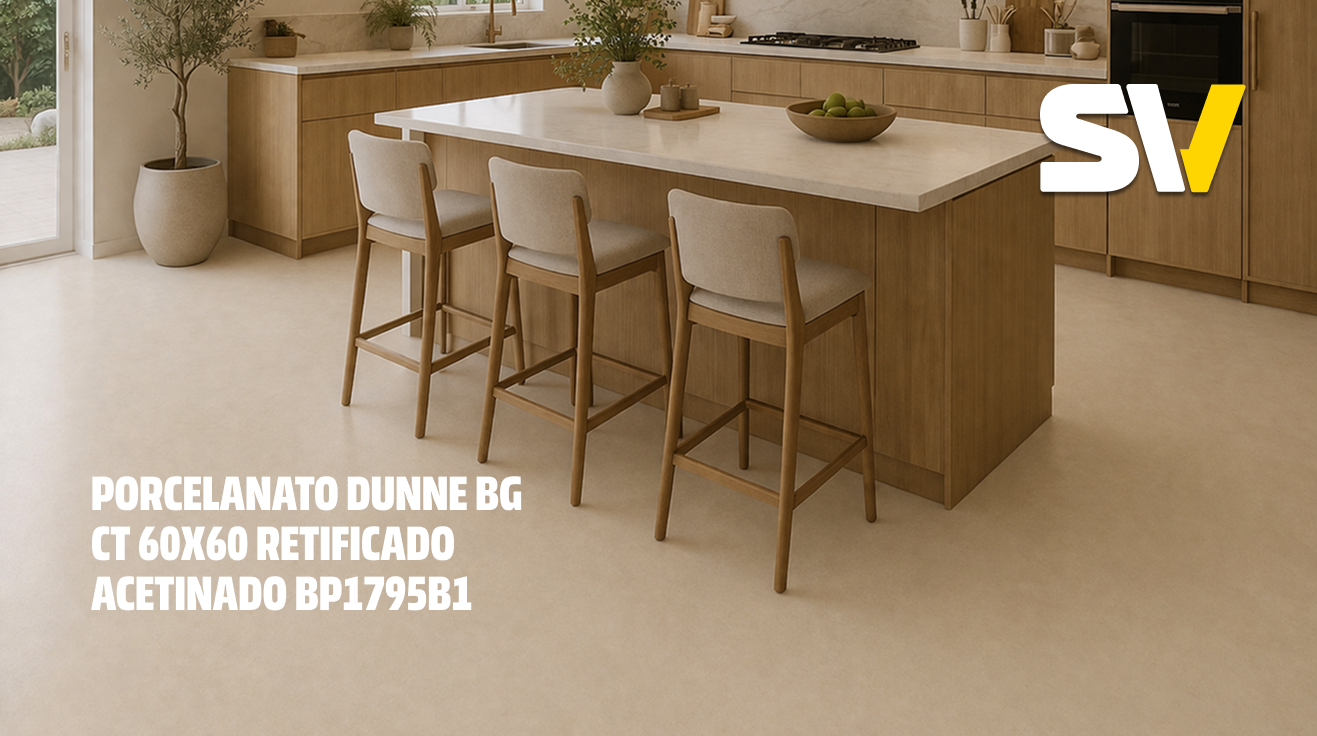 Detalhe de uma cozinha com bancada de ilha em porcelanato bege, cadeiras ao redor e portas de vidro ao fundo, com uma logo branca, amarela e preta no canto superior direito.