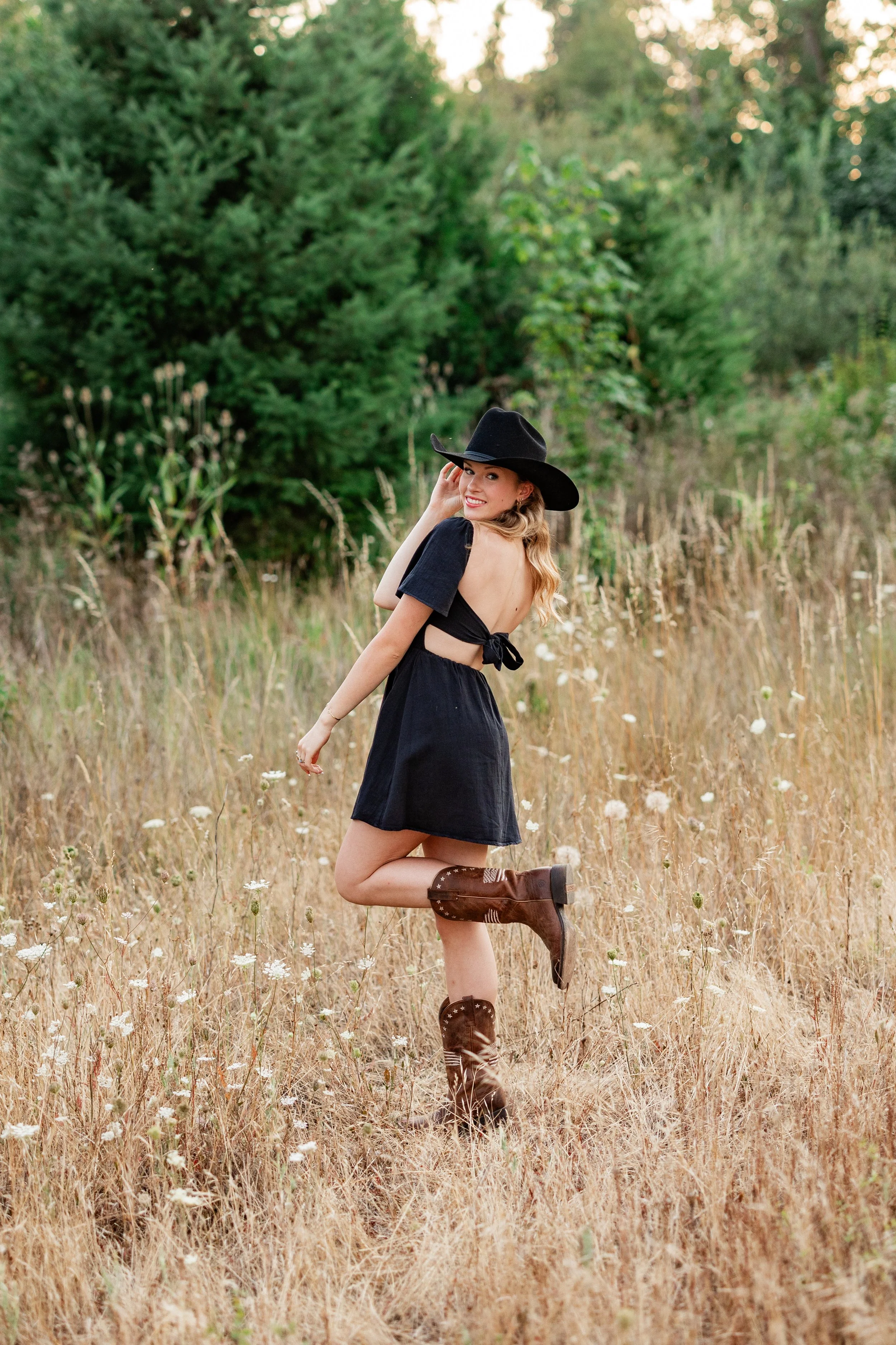 Country-Inspired Senior Photos in an Open Field | Annabelle – Class of 2026 Senior Session