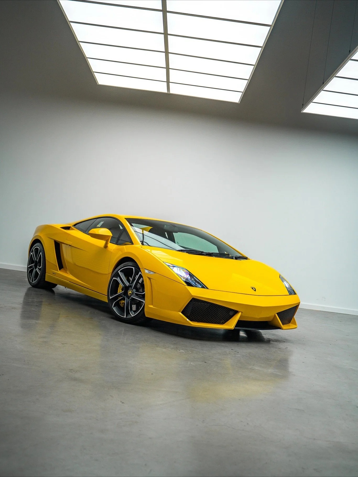 Check out this Icon! Just arrived into stock we are proud to offer this Lamborghini Gallardo finished in Giallo Midas. This vehicle is offered in immaculate condition with only covering 15,000 miles from new, 

check out our website with the link in 