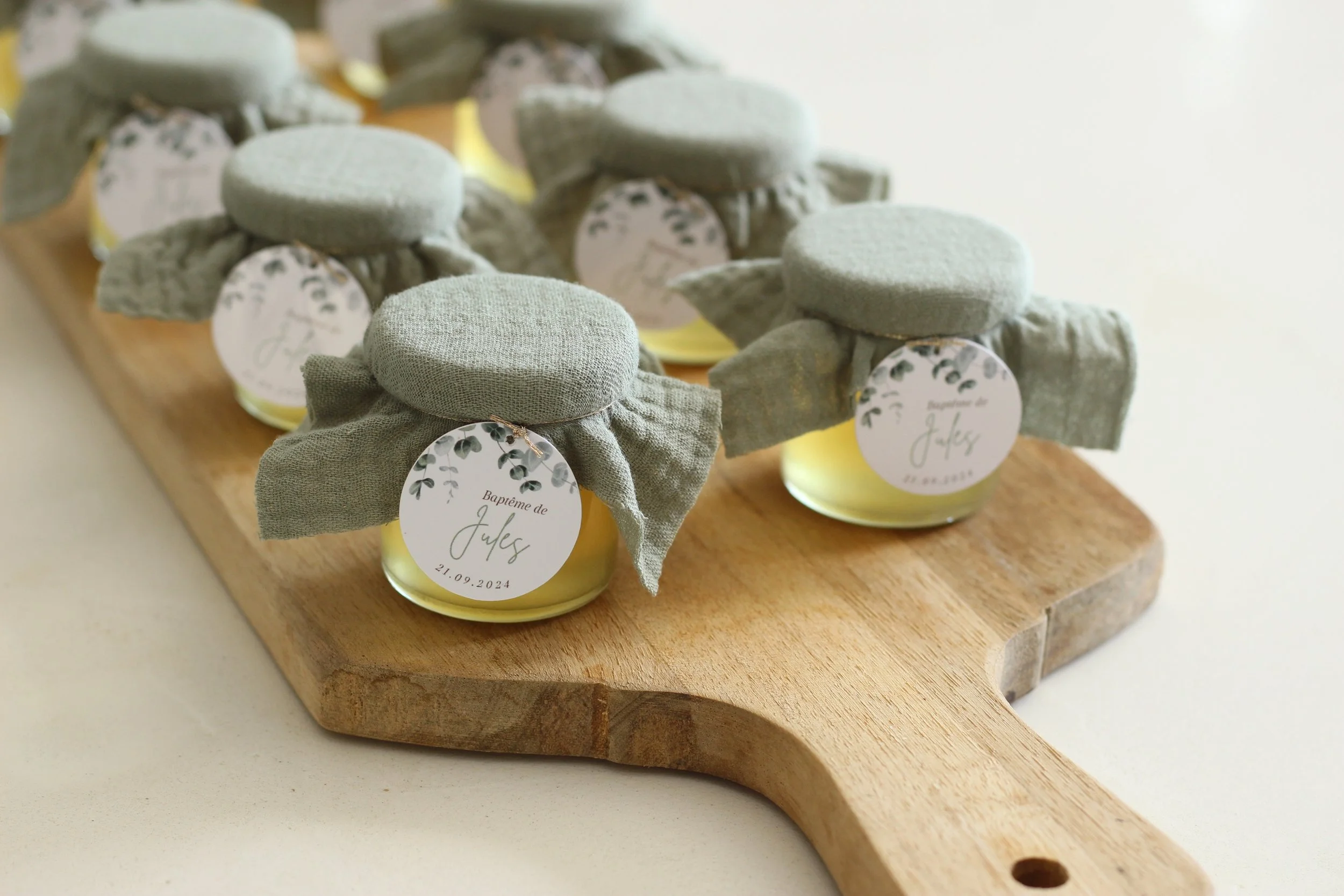 Le guide des petits pots de miel personnalisés pour baptême