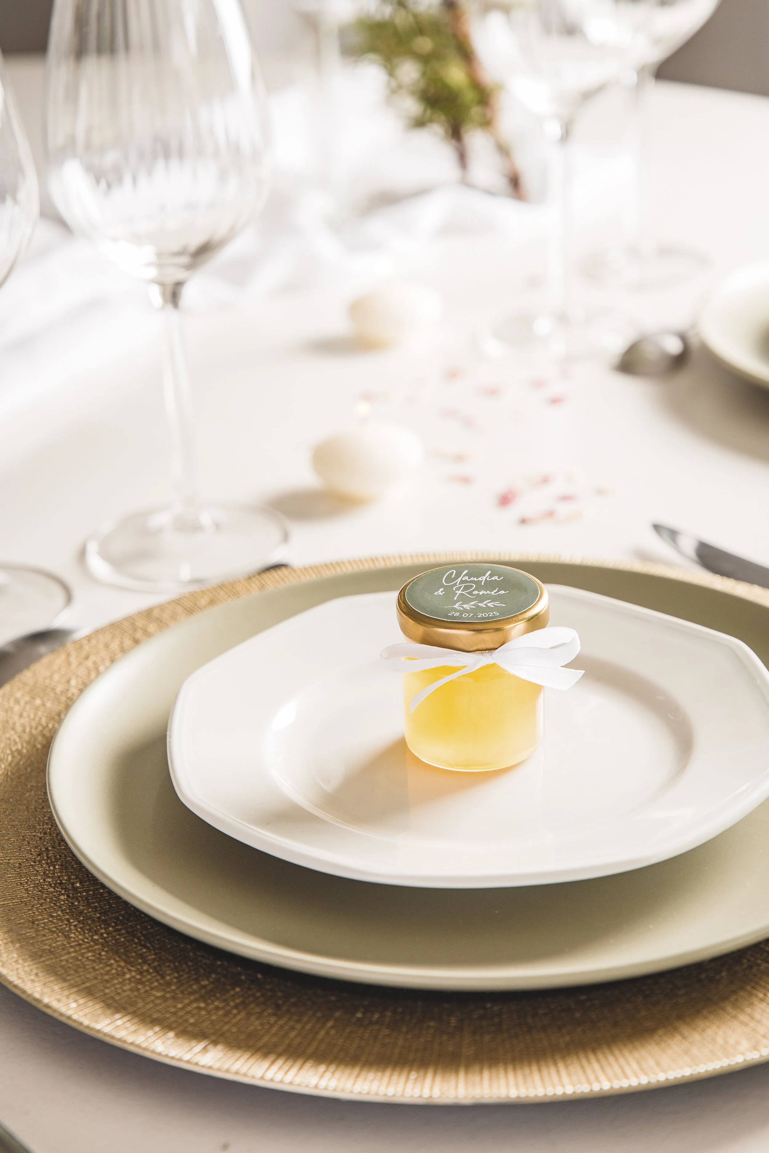 Petits pots de miel artisanaux personnalisés La Belle Miellée disposés sur une table de fête