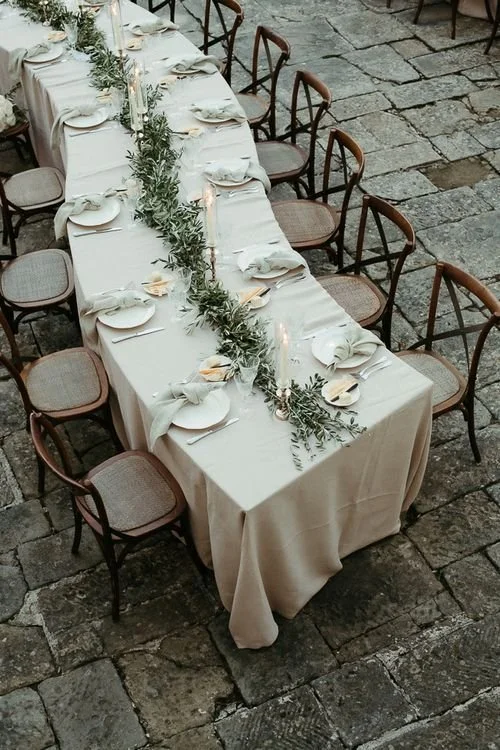 Composition florale avec eucalyptus et fleurs de saison pour une décoration de table naturelle