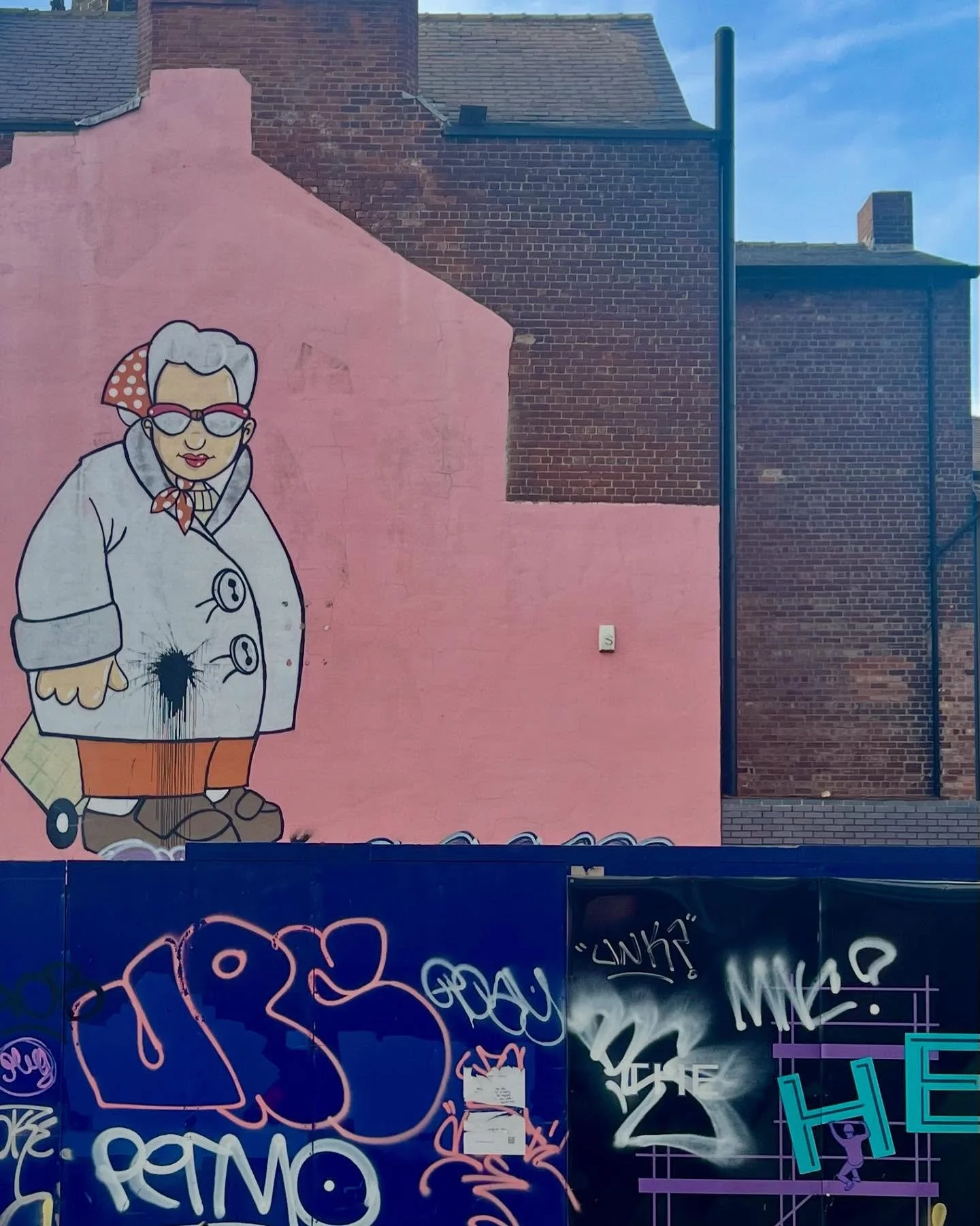 Back in the motherland briefly yesterday. The new development round Cambridge Street is great. Surely @petemckee is the real heart of the city though! 

#sheffield #sheffieldstreetart #heartofthecity #dznstor