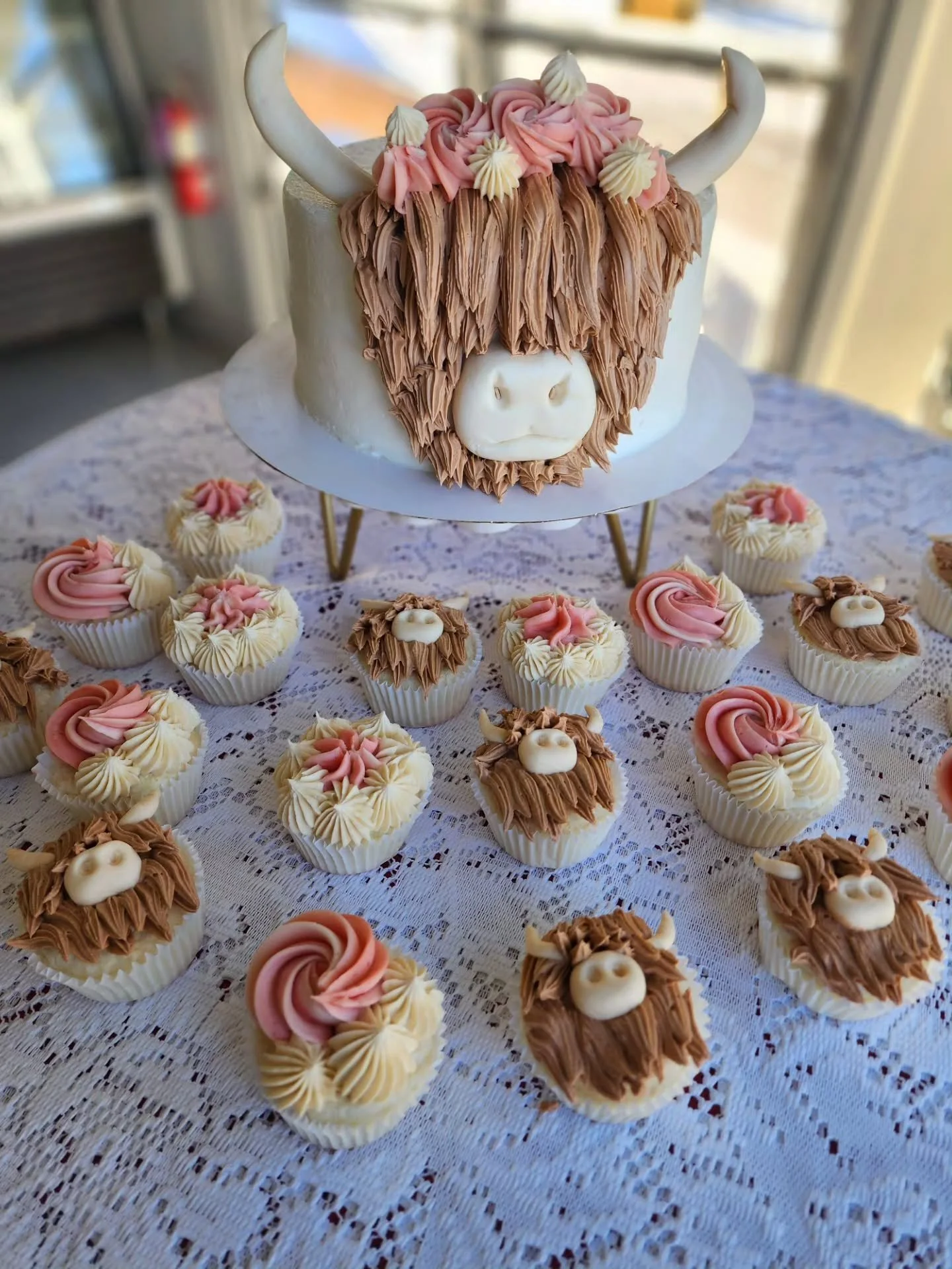 Throwback to this AMAZING highland cow set I made for one of my bestie's baby shower! #cake #cupcakes #bakery #Tahoe #cow