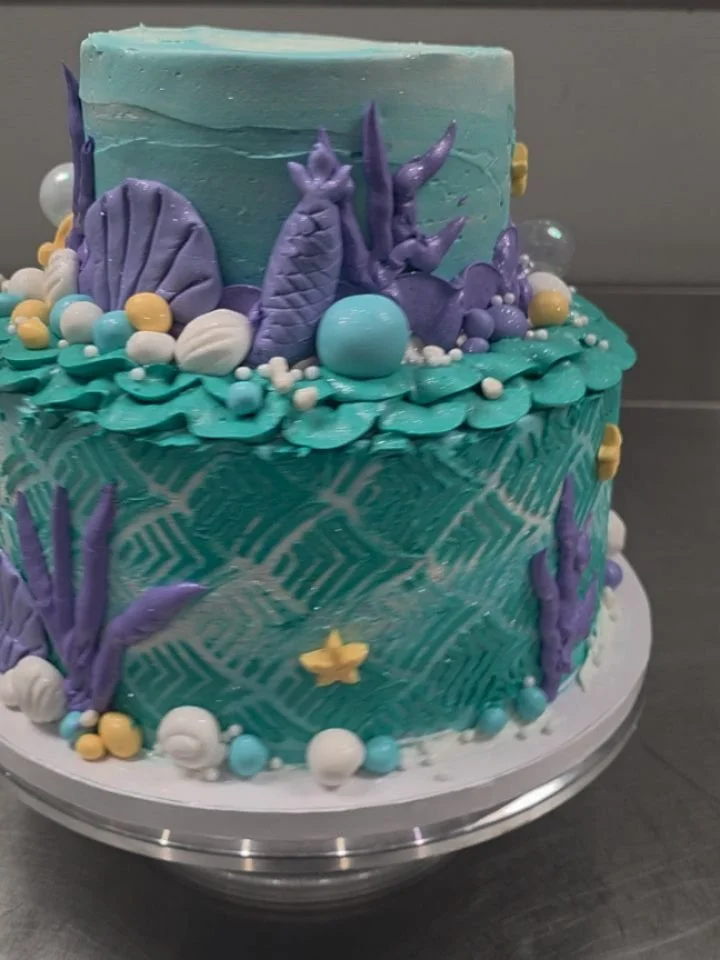 We may be busy at our kiosk but we're also busy making fabulous specialty cakes for every occasion! Order your custom cake for pick up at @cascadekitchens today! Email Sales@frankiestahoe.com or check out our selection of simple cakes on the website 