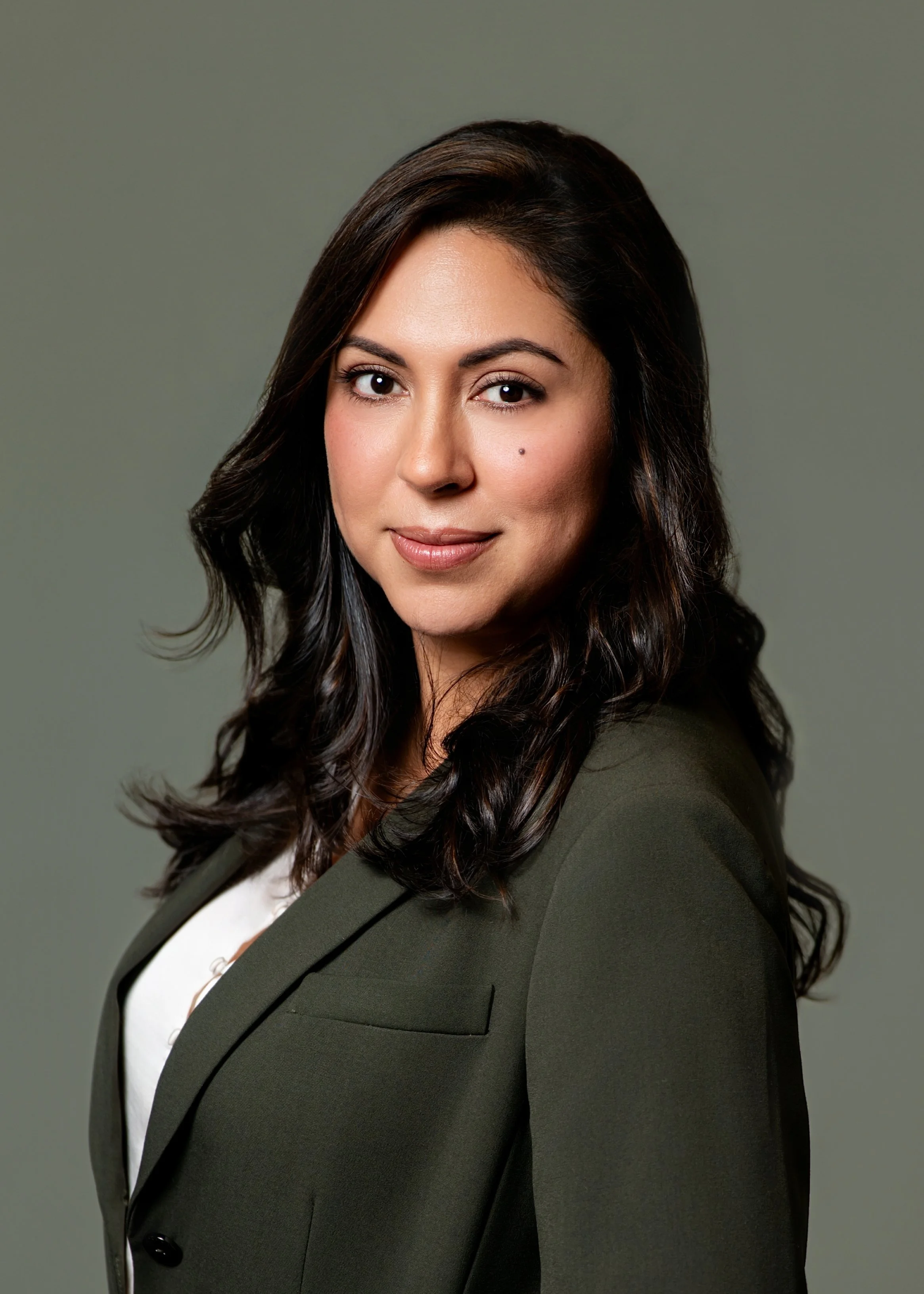 WOMAN POSING FOR A HEADSHOT