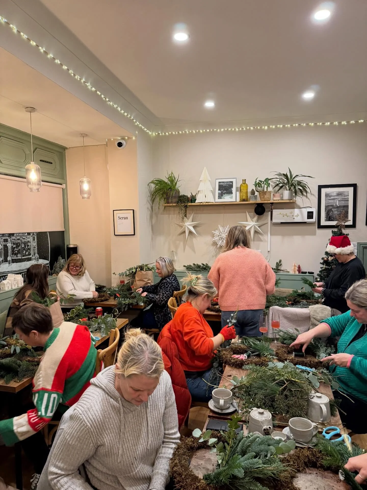 Our 2nd and final festive evening of wreath making with @daisymaisflorals 🎄🎅✨❤️

We loved seeing you all and your gorgeous wreaths!