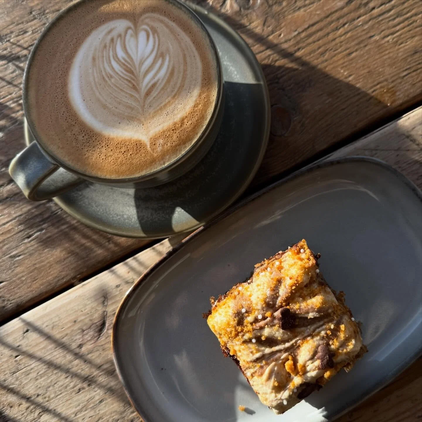 Coffee &amp; Cake Club @kitchen91monkseaton 🍰☕️🤍 

 @cakestoriesbakes Gingerbread Latte Cake😋 

#newcastlefoodies #kitchen91 #coffeeandcake