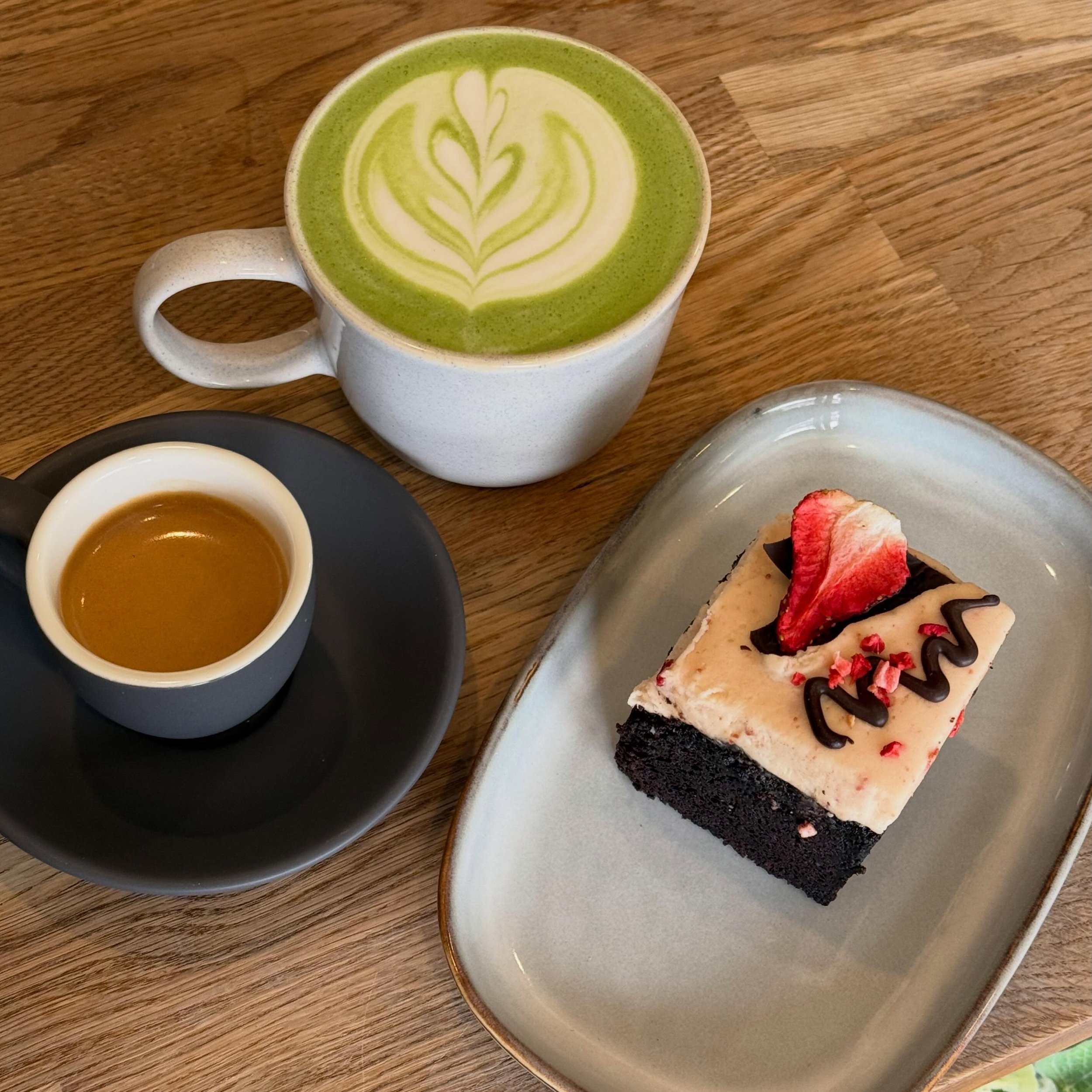 Coffee &amp; Cake🍵☕️🍰🤍

@cakestoriesbakes Chocolate &amp; Strawberry Cake🍫🍓