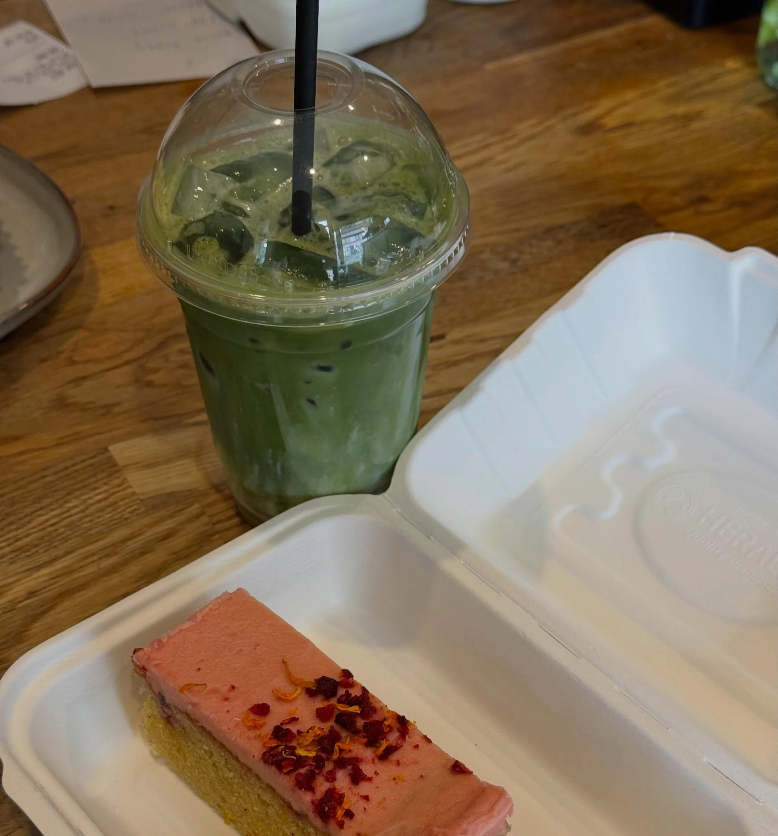 Take a CAKE-away🍰🍓🍵🤍 

All of our drinks and cakes available to takeaway✨

#newcastlefoodies #kitchen91 #whitleybay