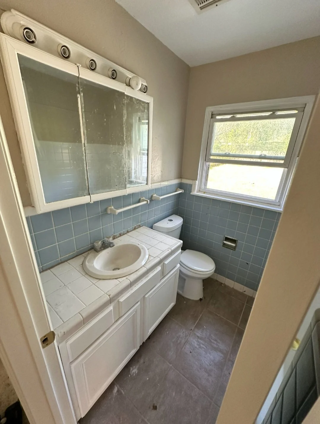 Bathroom resurface before 1.jpg