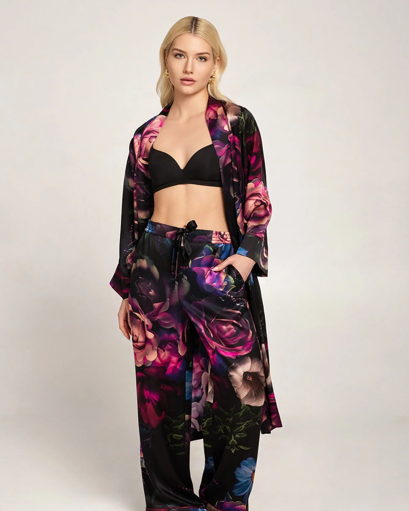 Toronto

From our first capsule collection.

Style Name: Contessa

Italian Silk Loungewear