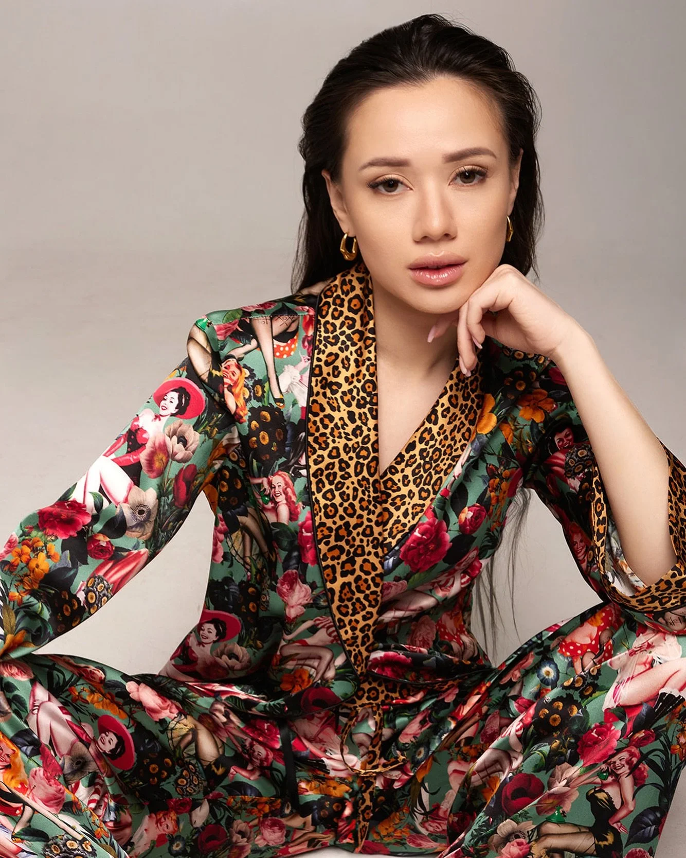 Toronto

From our first capsule collection.

Style Name: Charlotte
Print: Vintage Pinups Pistachio

Italian Silk Loungewear