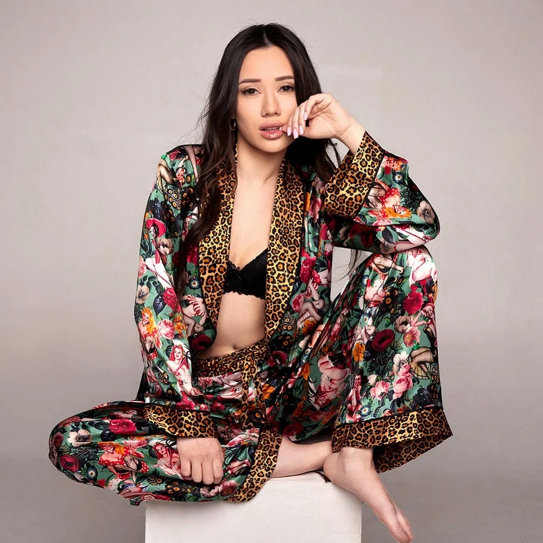 Toronto

From our first capsule collection.

Style Name: Charlotte
Print: Vintage Pinups Pistachio

Italian Silk Loungewear