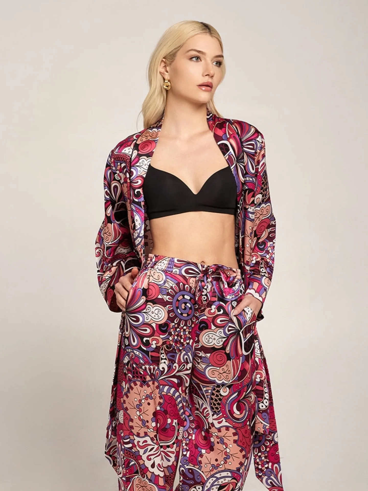 Fever Dream

Toronto

From our first capsule collection.

Style Name: Contessa Kimono
Style Name: Bambola Pant
Print: Fever Dream
Editorial: @shannonwillis.ca
Model: @katerinamellor 

100% Italian Silk Loungewear