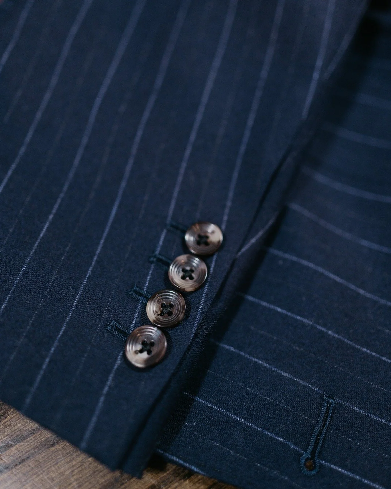 It&rsquo;s all in the cuff. 🧵

Surgeon cuffs aren&rsquo;t just a detail &mdash; they&rsquo;re a statement.
Originally designed so surgeons could roll up their sleeves, today they&rsquo;re a quiet marker of true tailoring.

✔️ Fully functional button