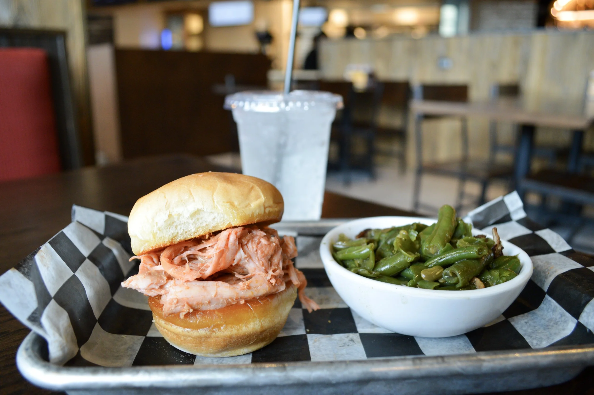 kids meal: pulled chicken slider with green beans and drink