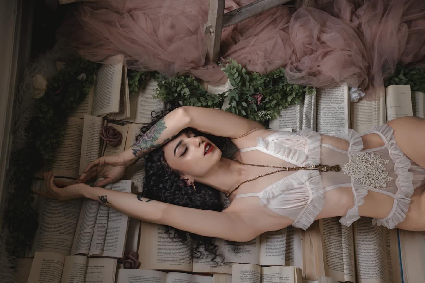 let me be your smutty dream come true 📖🖤 // 📸: @lifeasfineart