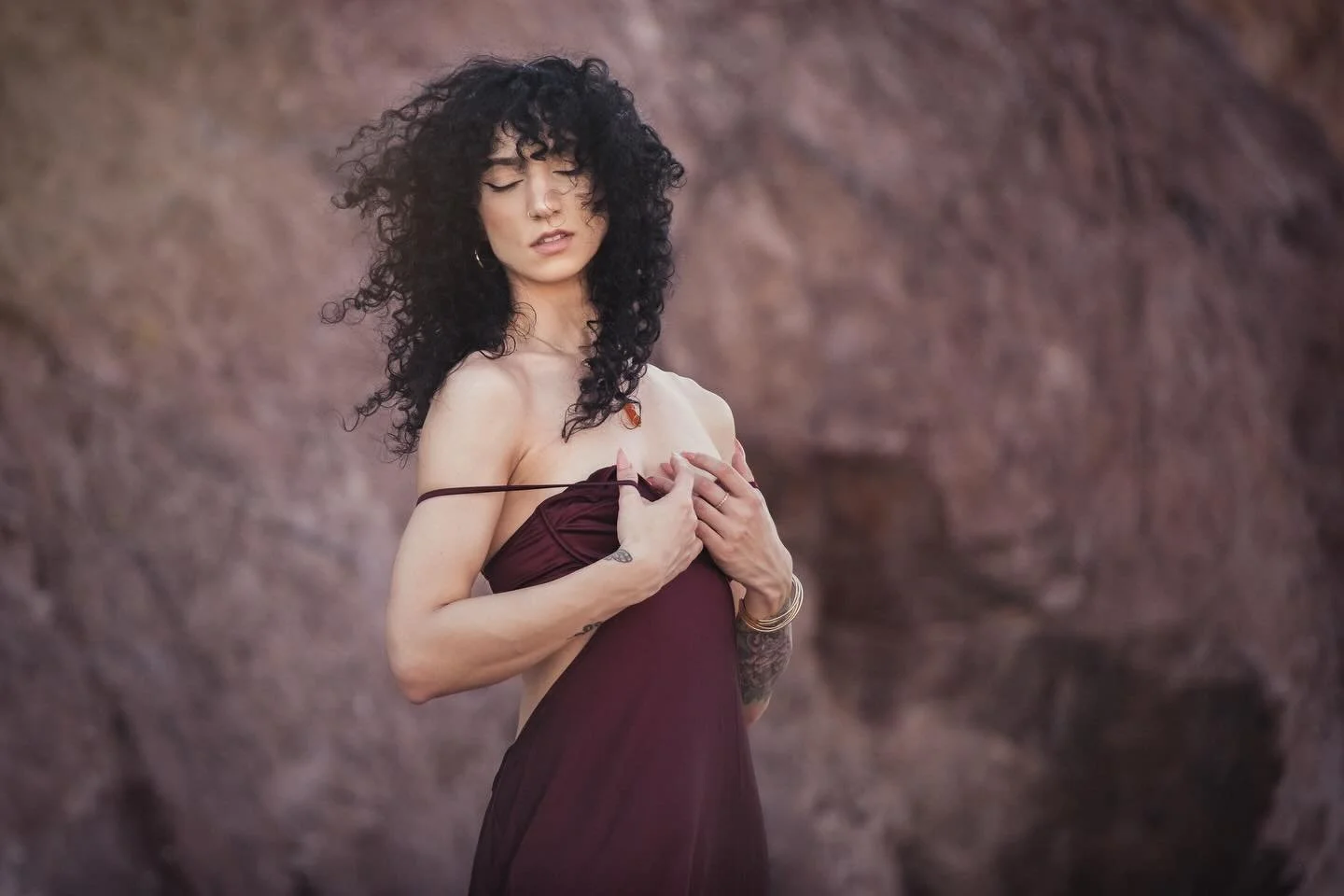 Prise dans l&rsquo;&eacute;treinte du vent // 

Wearing: @fredericksofhollywood 

💥 Upcoming Travel Dates 💥
DC 📍March 27-29
NYC/NJ 📍 April 24-28
LA 📍 May 8-12 
DEN/Colorado Springs 📍 May 22-24
💥Now booking for local DFW shoots💥

UPCOMING EVEN