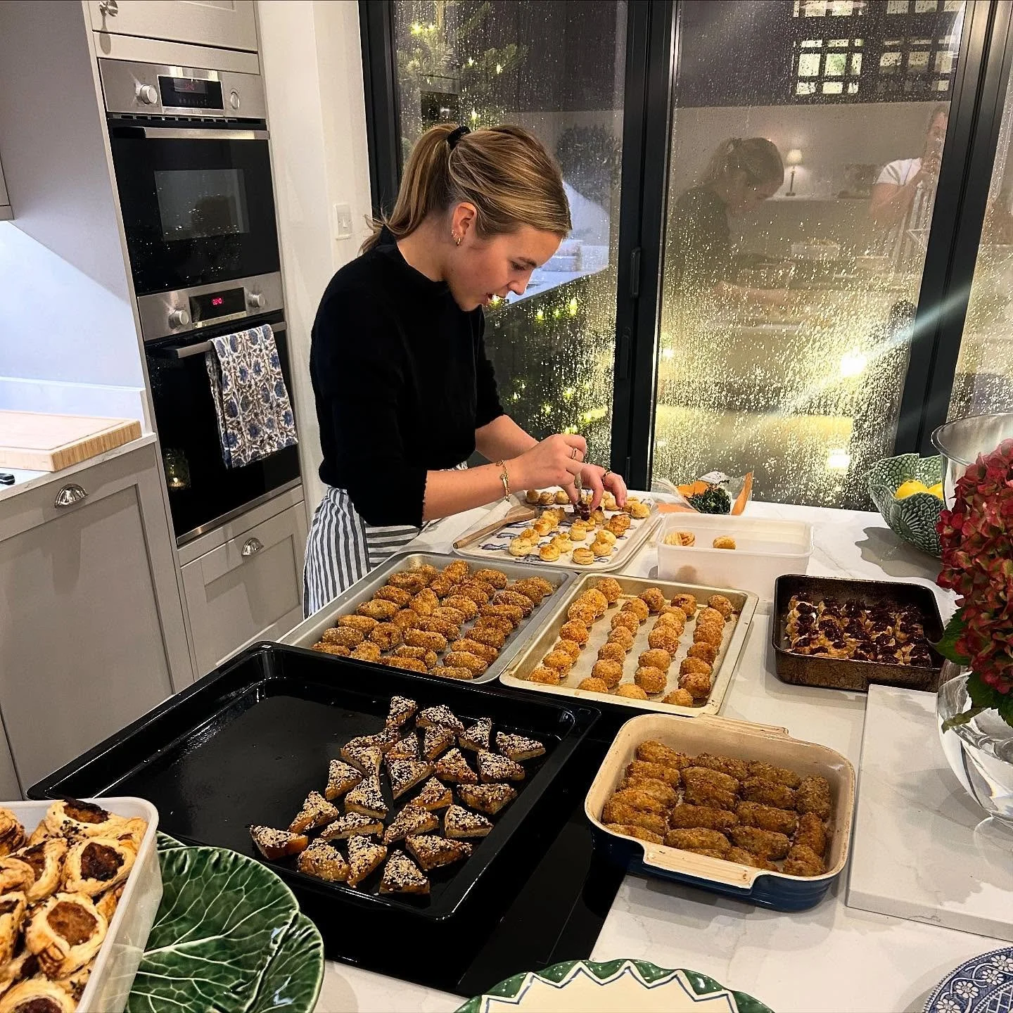A weekend of canap&eacute;s!!!! 🐒Slow cooked lamb &amp; b&eacute;chamel croquettes, lamb endive cups, crab arrancini, truffle mozzarella tomato arrancini, ginger prawn toast and a ton of sausage rolls. Couldn&rsquo;t do my job without my unreal sous
