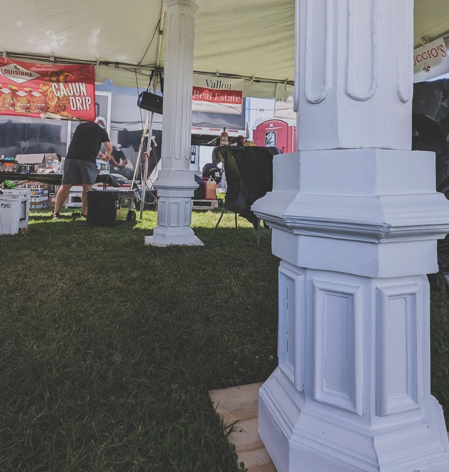 We had @undercovercoatings build replicas of our columns for events that we sponsor around town. They're making their first appearance @cheftungnguyen 's Pork You Long Time booth @hogsforthecause if you come out this weekend come check them out. 

#m