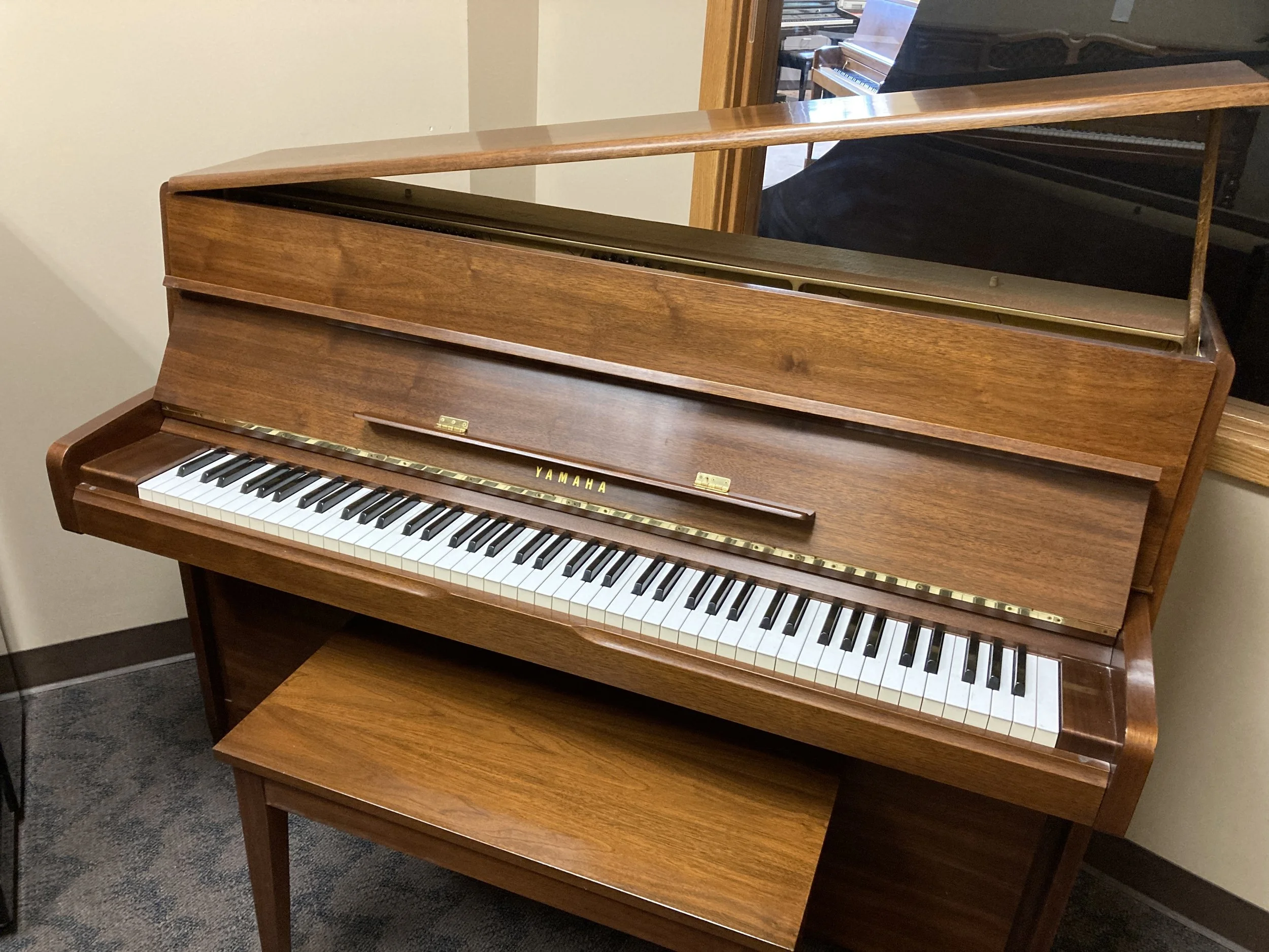 Yamaha upright, M1A Eurostyle console, 40”