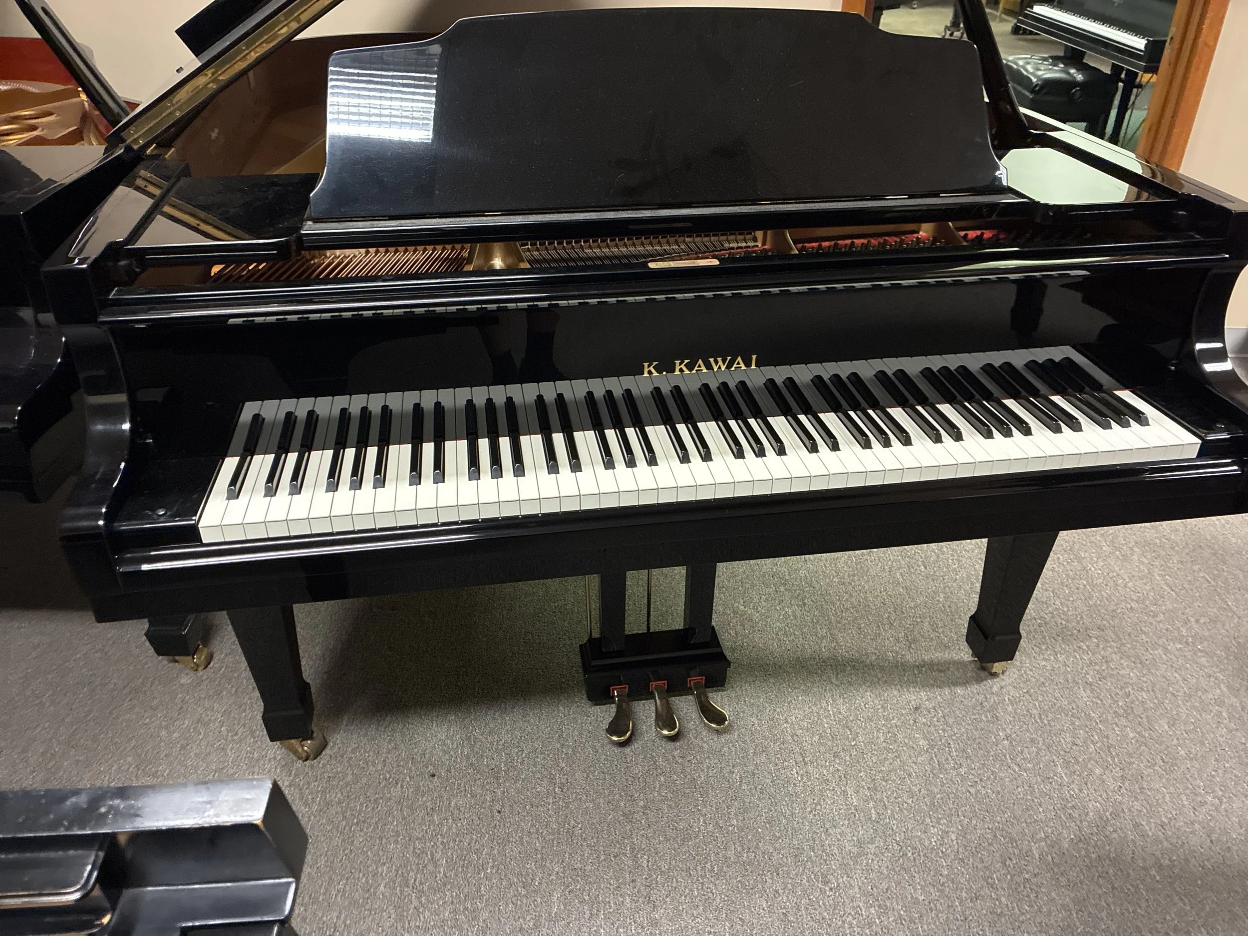 Kawai Grand Piano GS-40 6’1”,
Polished Ebony. Serial #2117232. Made in Japan (1993)