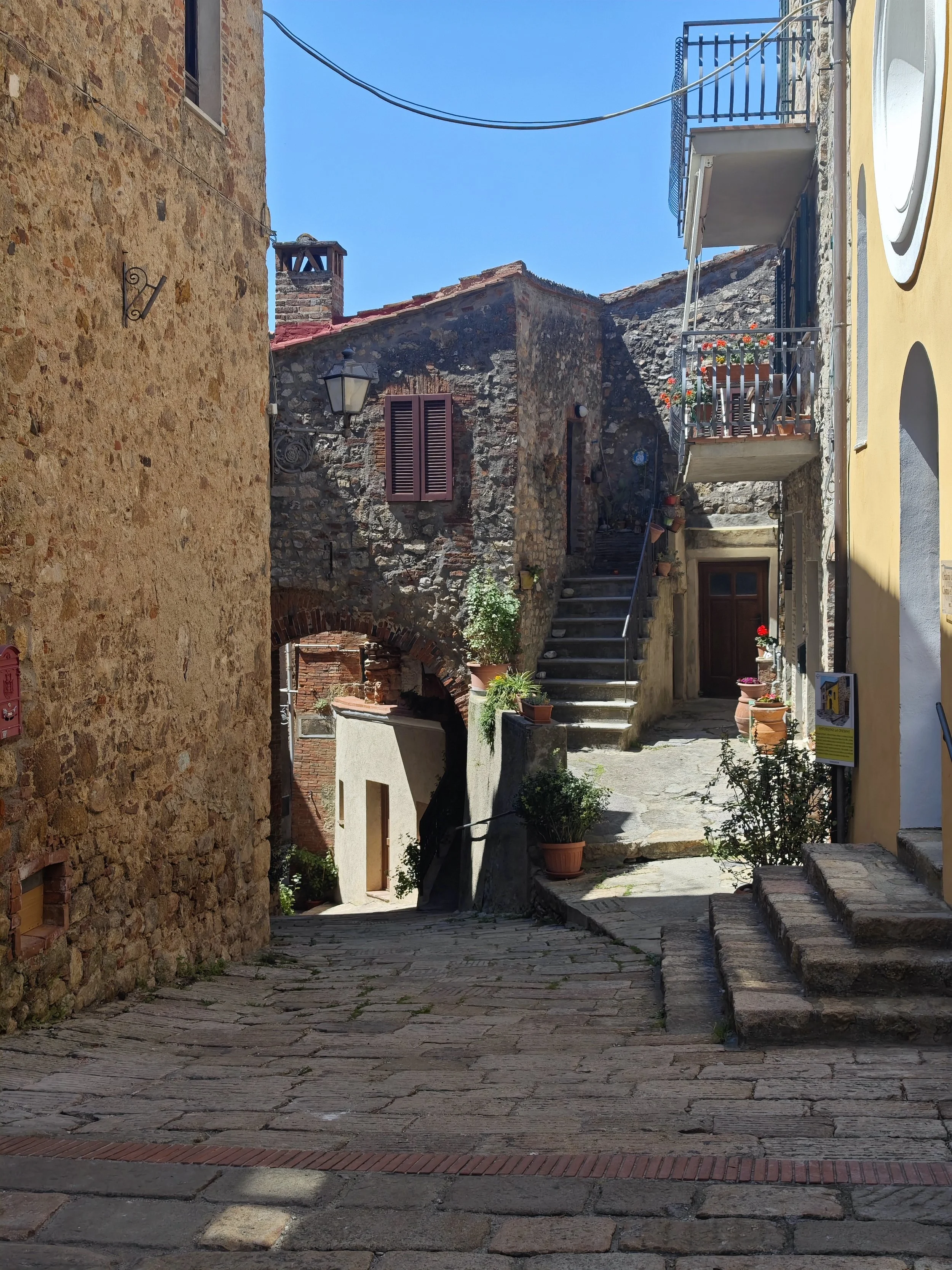 Outside way to yard, Maremma