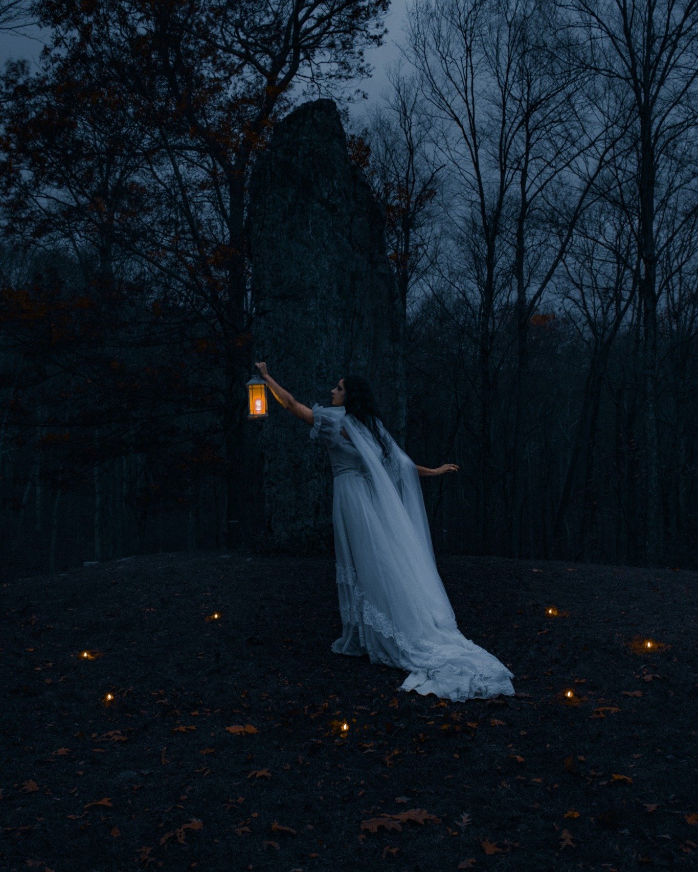 "harbinger/ˈh&auml;rbənjər/ of death" &mdash; an omen or sign that indicates imminent death or ending.

First set featuring @alyb_cosplays 

Additional harbingers: @leahablair &amp; @faerie.rogue 

#fantasyportrait #fantasyphotography #spoo