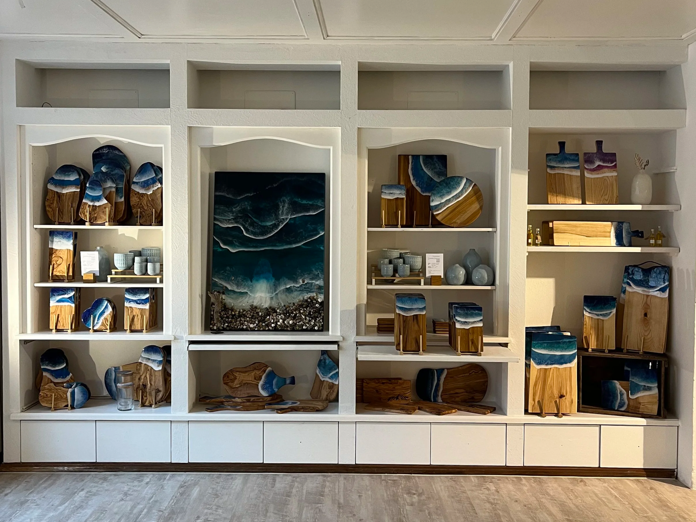 Laden Regale mit Meeres Bild und Servierbrettern