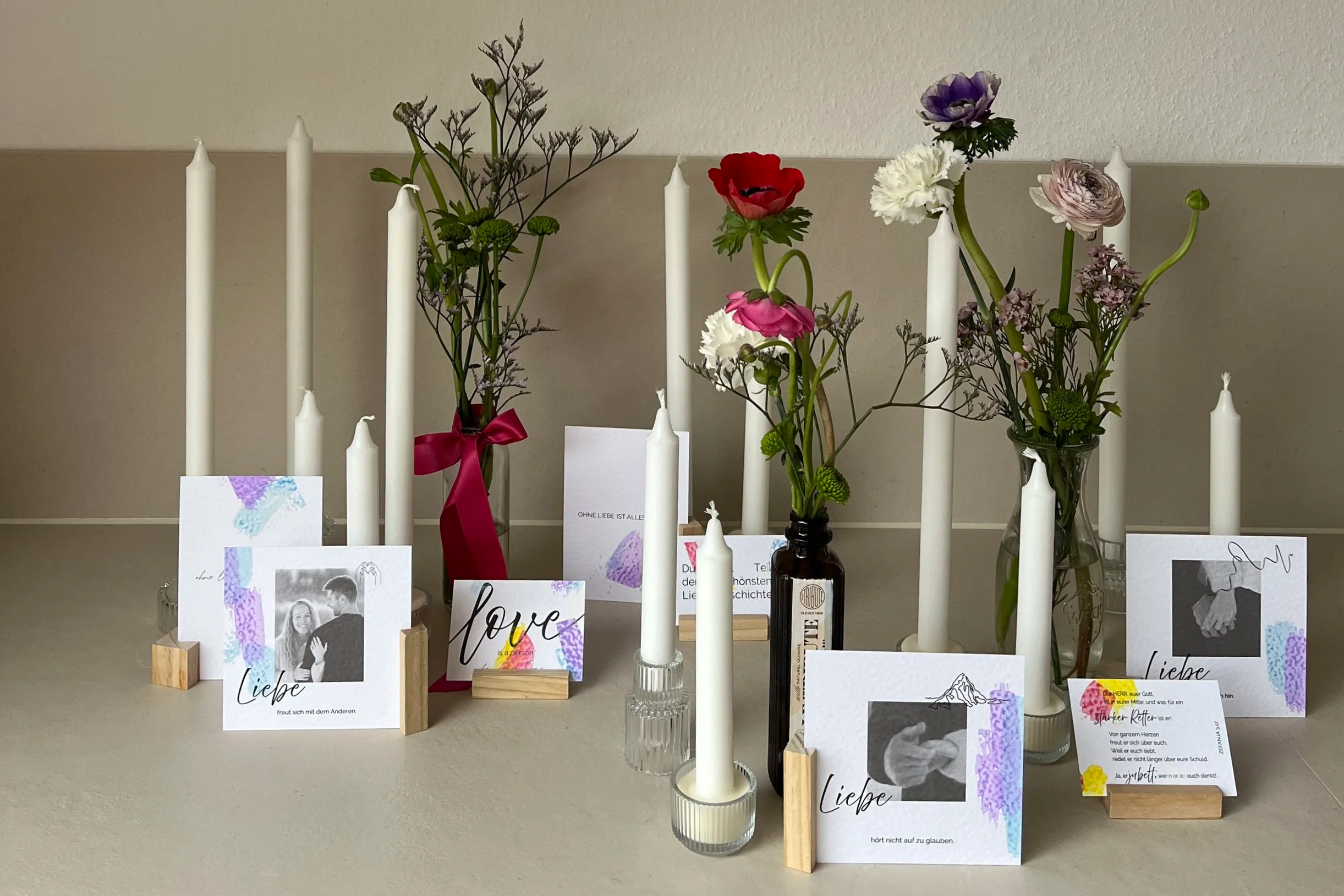 Blumen und Kerzen auf einer kleinen Gedenkstätte, mit Karten und Botschaften für einen liebevollen Abschied.